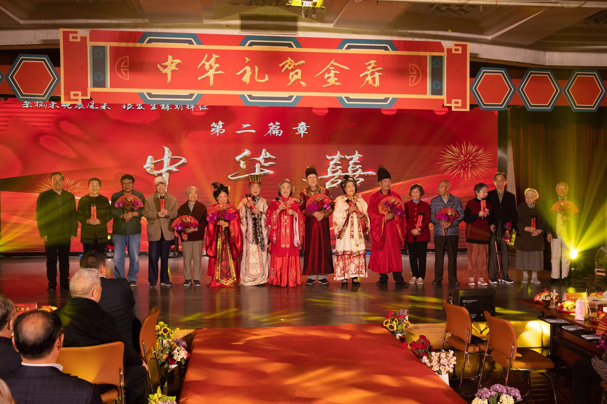 图5陈书记和金婚代表合影.JPG