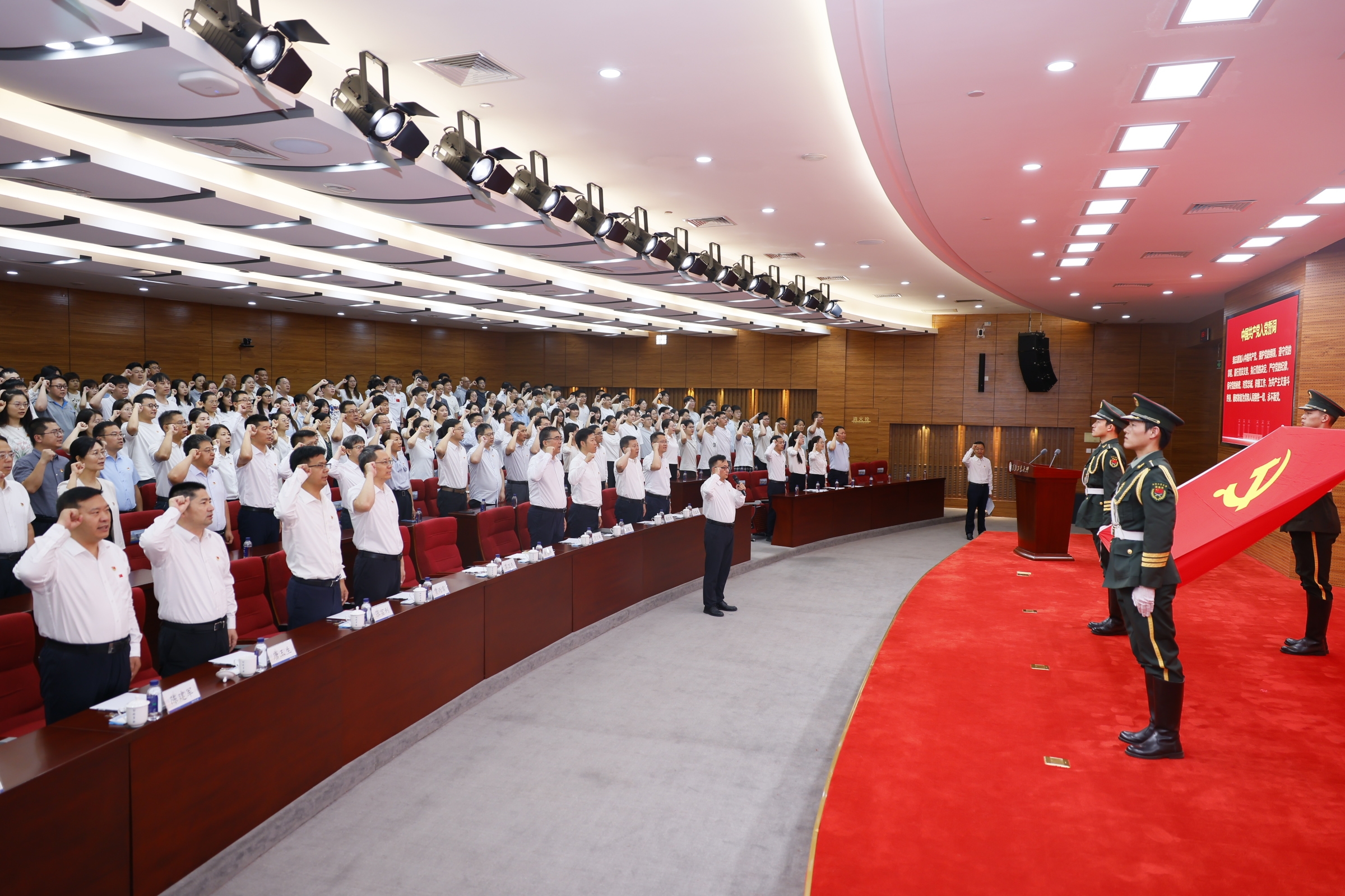 2.友谊校区宣誓.JPG