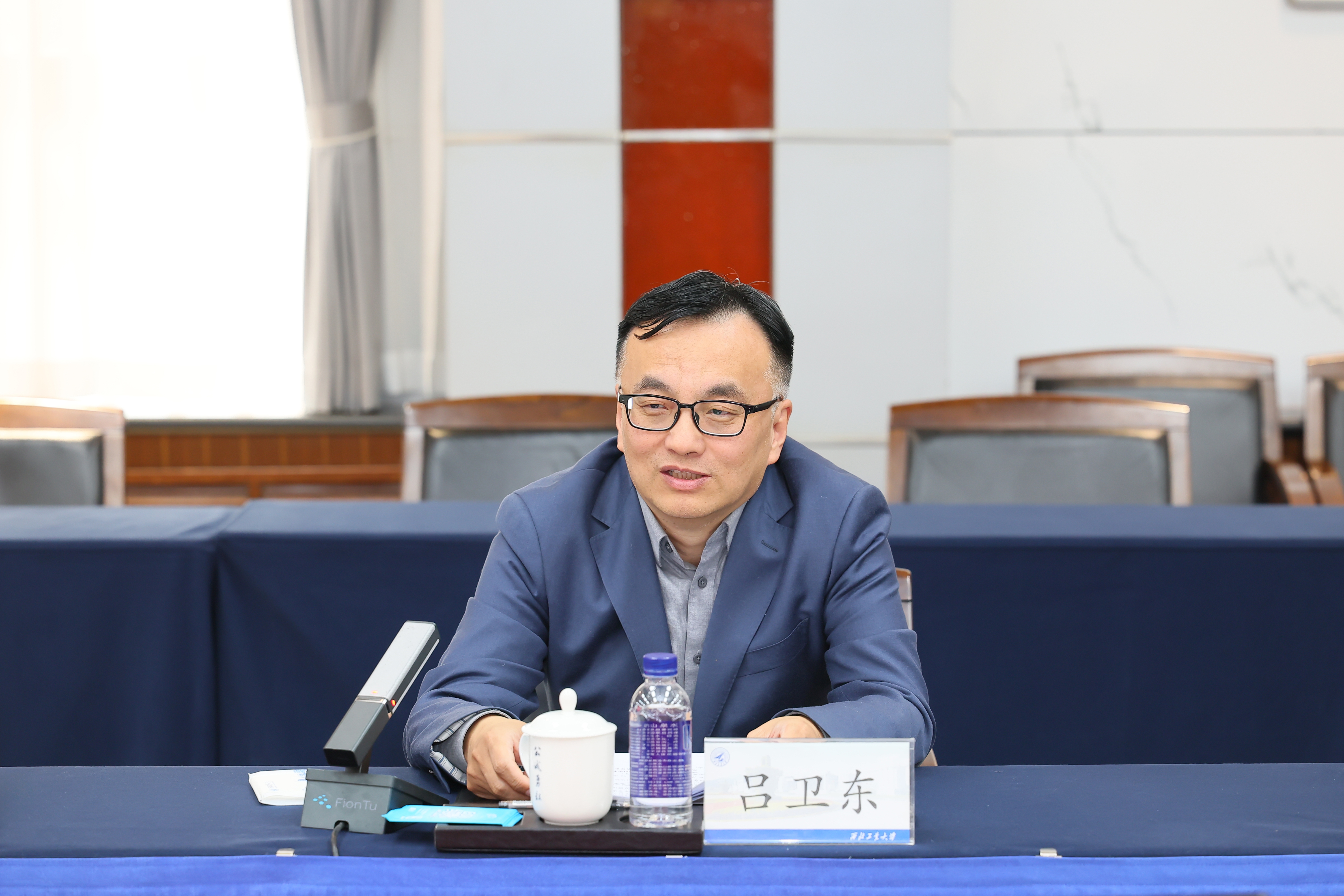 图2吕卫东书记主持.JPG